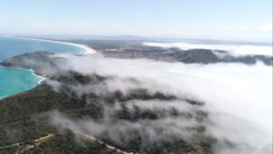 Vista de Arraial do Vabo com nuvens a partir do Farol Velho. Imagem: André Dias/TV Globo/Reprodução
