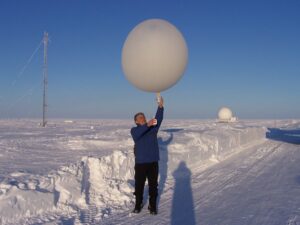 Balão Meteorológico levando radiossonda pendurada. Fonte: ARM User Facility