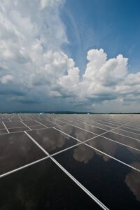 Planta de energia solar com nuvens. Fonte: Asian Development Bank