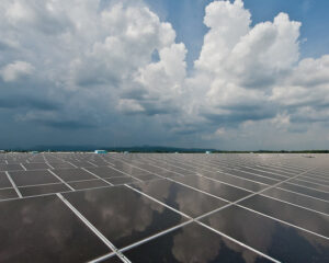 Planta de energia solar com nuvens. Fonte: Asian Development Bank