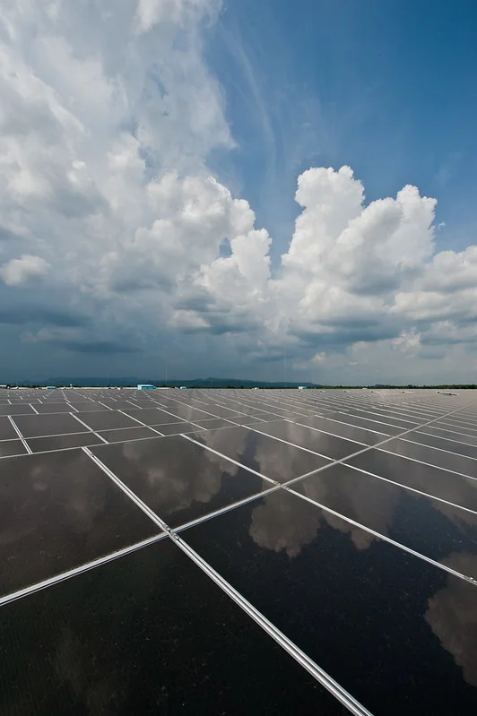 Planta de energia solar com nuvens. Fonte: Asian Development Bank