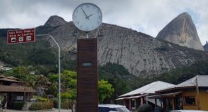 Pedras das Flores, Azul e do Lagarto vistos a partir da entrada da Rota do Lagarto. Foto: ViniRoger