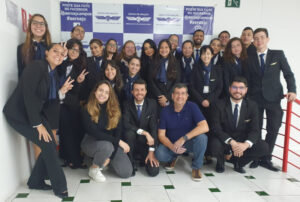 Wallace com colegas de turma e equipe da escola de Aviação: Aero Clube - São José dos Campos - SP