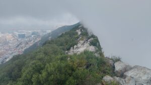 Topo do Rochedo de Gibraltar com formação de nuvens - 14h21min 31/05/2024. Foto: ViniRoger