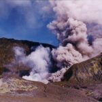 Cratera principal de Whakaari (White Island), Nova Zelândia. Fonte: Wikipedia