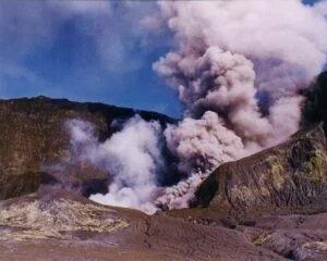 Cratera principal de Whakaari (White Island), Nova Zelândia. Fonte: Wikipedia