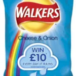 Pacote de batatinha Walkers na promoção "Walkers Rainy Days"