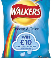 Pacote de batatinha Walkers na promoção "Walkers Rainy Days"