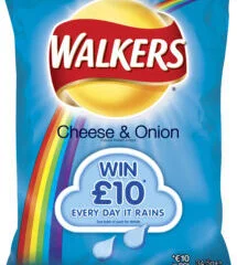 Pacote de batatinha Walkers na promoção "Walkers Rainy Days"