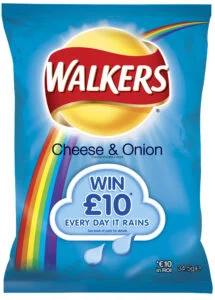 Pacote de batatinha Walkers na promoção "Walkers Rainy Days"