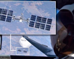 Imagem selfie tirada com uma câmera grande angular por piloto do avião-espião U-2 - provavelmente câmeras mais capazes com lentes tele tenham registrado mais detalhes, mas as imagens não foram liberadas. Fonte: U.S. Air Force