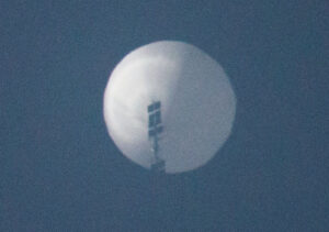 Balão chinês sobrevoando Billings (Montana/EUA) em 01/02/2023. Foto: Chase Doak/Reuters