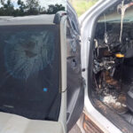 Vidro quebrado e antena traseira por onde raio entrou (esquerda) e interior do veículo queimado. Fonte: Nego Bill