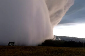 Nuvem gigante sobre área rural do Paraná. Foto: Derni Stipp