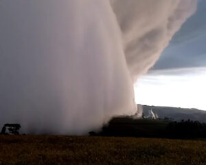 Nuvem gigante sobre área rural do Paraná. Foto: Derni Stipp