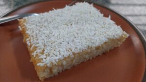 Pedaço de bolo gelado de coco. Foto: ViniRoger