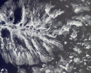 Nuvem actinoforme sobre o leste do Oceano Pacífico. Fonte: NASA