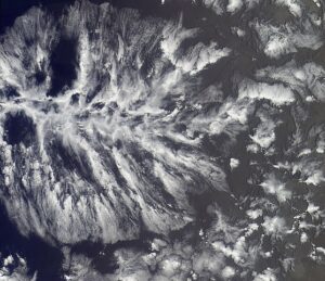 Nuvem actinoforme sobre o leste do Oceano Pacífico. Fonte: NASA