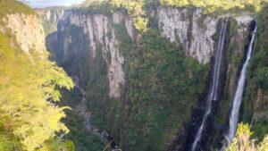 Cânion do Itaimbezinho e Cachoeira das Andorinhas. Foto: ViniRoger