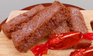 Algumas barras de 3 Musketeers da receita antes de serem mergulhadas no chocolate derretido