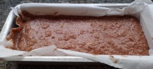 Forma de pão com o conteúdo da receita antes de ir para o freezer