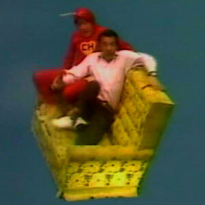 Cena de Chapolin: sofá voando com extrato de energia volátil