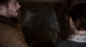 Na última viagem tempo, uma inundação com redemoinho no porão está ligado à viagem no tempo de Evelyn. Fonte: Amazing Stories