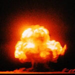 Fotografia colorida da detonação "Trinity". Foto: Jack W. Aeby