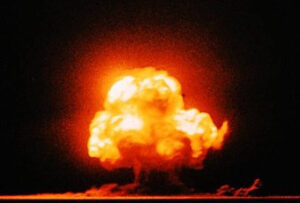 Fotografia colorida da detonação "Trinity". Foto: Jack W. Aeby