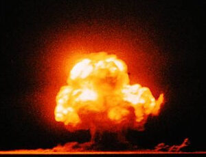 Fotografia colorida da detonação "Trinity". Foto: Jack W. Aeby