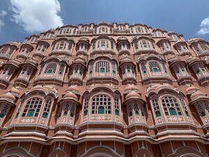 Fachada leste de Hawa Mahal, Jaipur, Rajastão. Fonte: Wikipedia