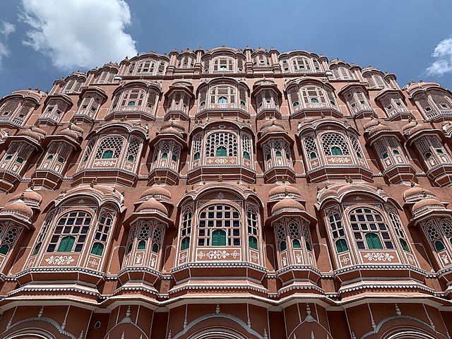 Fachada leste de Hawa Mahal, Jaipur, Rajastão. Fonte: Wikipedia