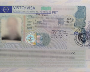 Imagem de visto colado em passaporte. Foto: ViniRoger