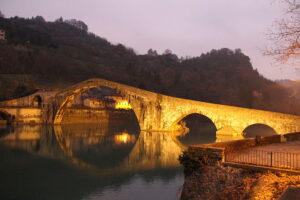 Ponte della Maddalena é uma ponte medieval que atravessa o rio Serchio, a noroeste de Lucca, Itália. Fonte: Wikipedia