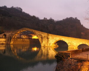 Ponte della Maddalena é uma ponte medieval que atravessa o rio Serchio, a noroeste de Lucca, Itália. Fonte: Wikipedia