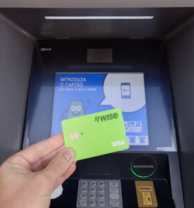 Caixa do Multibanco e cartão Wise. Foto: ViniRoger