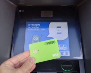 Caixa do Multibanco e cartão Wise. Foto: ViniRoger