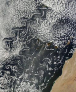 Vórtices de von Kármán a sul dos arquipélagos da Madeira e das Canárias, numa imagem captada pelo sistema de imagem MODIS do satélite Terra, a 20 de maio de 2015.