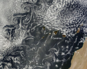 Vórtices de von Kármán a sul dos arquipélagos da Madeira e das Canárias, numa imagem captada pelo sistema de imagem MODIS do satélite Terra, a 20 de maio de 2015.