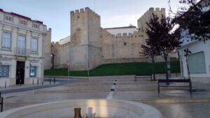Castelo de Loulé visto a partir da praça do Chafariz. Foto: ViniRoger