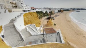 Praia do Peneco vista a partir do elevador, com Praia dos Pescadores e mirante mais ao fundo. Foto: ViniRoger