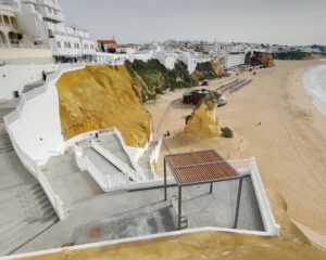 Praia do Peneco vista a partir do elevador, com Praia dos Pescadores e mirante mais ao fundo. Foto: ViniRoger