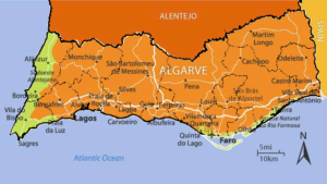 Mapa do Algarve com principais estradas (em branco) e limites dos concelhos (em preto)