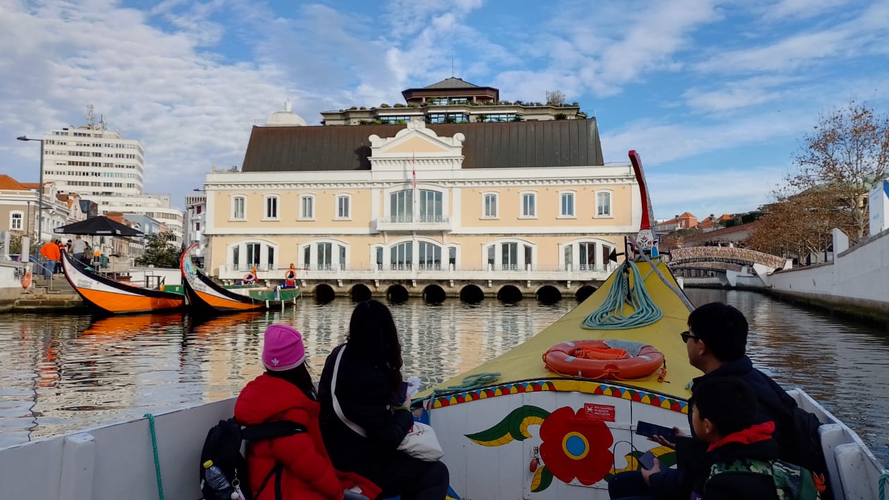 Parte dos canais de Aveiro e barcos moliceiros. Foto: ViniRoger