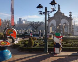 Jardim das Barrocas e galo de Barcelos. Foto: ViniRoger