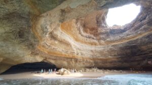 Algar de Benagil visto de uma das duas entradas pelo mar. Foto: ViniRoger