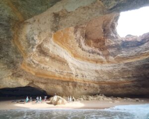 Algar de Benagil visto de uma das duas entradas pelo mar. Foto: ViniRoger