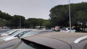 Estacionamento em Gambelas, Faro (Portugal), após um episódio de chuva de lama - repare na opacidade do céu. Foto: ViniRoger