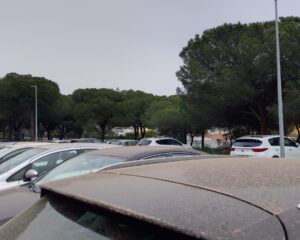 Estacionamento em Gambelas, Faro (Portugal), após um episódio de chuva de lama - repare na opacidade do céu. Foto: ViniRoger