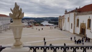 Paço das Escolas da Universidade de Coimbra, com vista para a cidade baixa e rio Mondego. Foto: ViniRoger